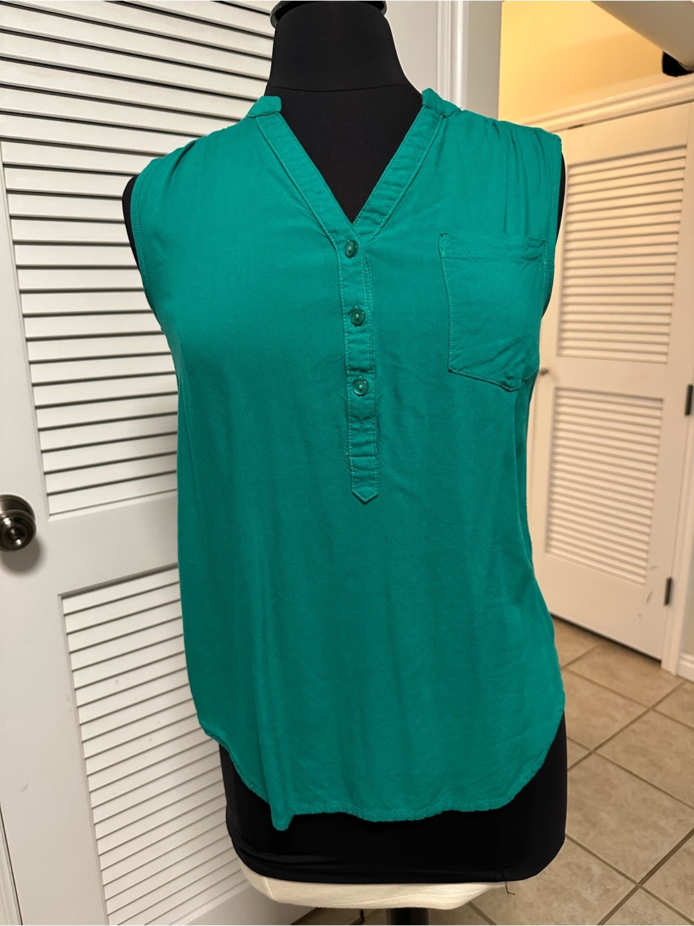 Indigo Sleeveless V-Neck Shell Top in Teal Green